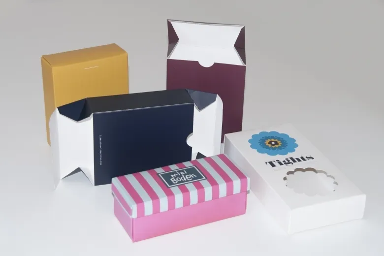Várias caixas personalizadas em amarelo, azul-escuro, bordeaux e riscas cor-de-rosa