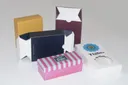 Várias caixas personalizadas em amarelo, azul-escuro, bordeaux e riscas cor-de-rosa