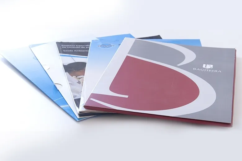 Capas de arquivo em leque com grafismo em azul e bordeaux