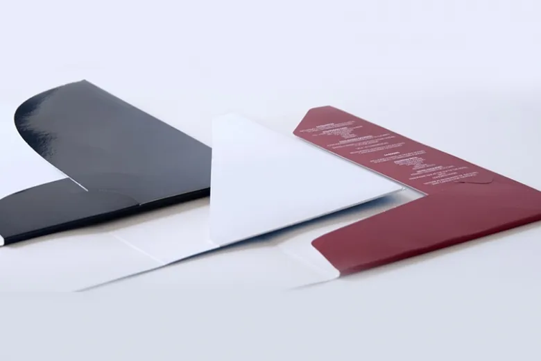 Capas de arquivo em preto, branco e bordeaux com cortes diagonais