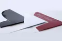 Capas de arquivo em preto, branco e bordeaux com cortes diagonais