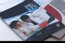 Capa de apresentação aberta com fotografia de laboratório e bolsa interior