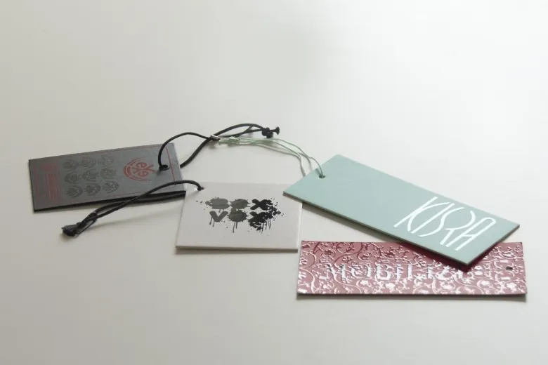 Conjunto de etiquetas com verniz UV localizado, padrões e cordões